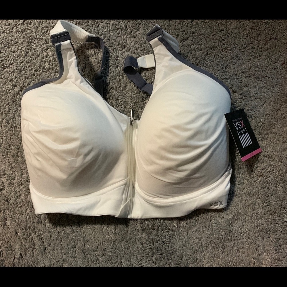 Brand New Victoria’s Secret VSX Sport Bra 34DDD.